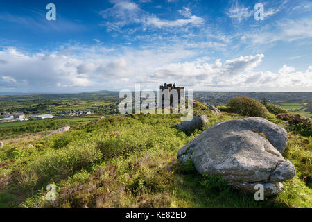Carn Brea castello, un ex riserva di caccia arroccato sopra la città di redruth in Cornovaglia Foto Stock