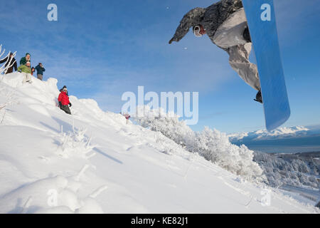 Snowboarder facendo un salto sul pendio di una collina, Omero, centromeridionale Alaska, STATI UNITI D'AMERICA Foto Stock