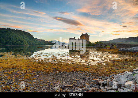 Sunset over Eilean Donan Donan Castle sulle rive di Kyle of Lochalsh nelle Highlands della Scozia Foto Stock