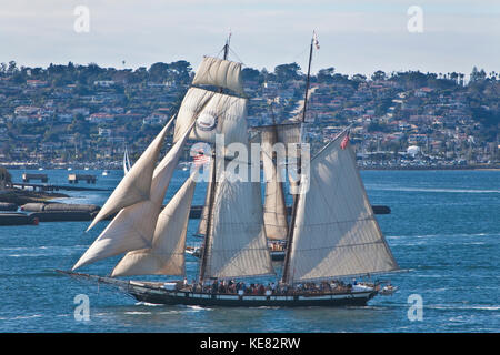 Tall navi a vela californiani e lynx a pieno la vela sulla baia di san diego, ca us Foto Stock