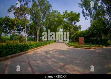 Delhi, India - 25 settembre 2017: splendida vista del parco dove è situato il rajghat, Nuova Delhi come memoriale al Mahatma Gandhis corpo cremazione plac Foto Stock