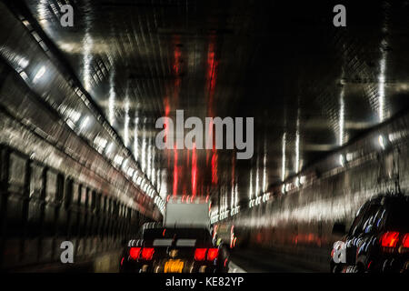 Traffico che attraversa il tunnel NYC Holland. Foto Stock