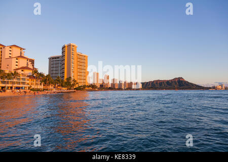 Vista dello Skyline di Waikiki Beach e il Cratere del Diamond Head visto dall'oceano; Honolulu Oahu, Hawaii, Stati Uniti d'America Foto Stock