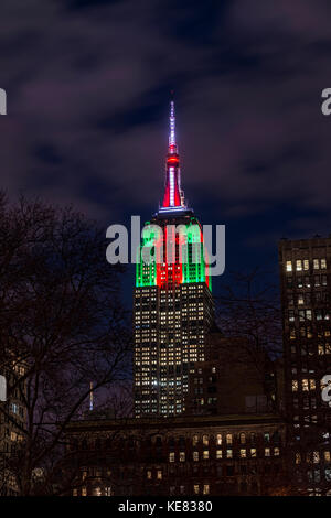 Empire State Building nel Natale colori; la città di New York, New York, Stati Uniti d'America Foto Stock
