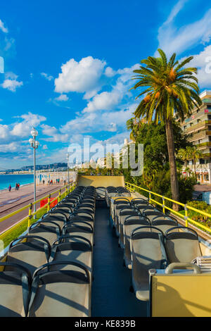 Posti a sedere su una gita in autobus lungo la costa; Nizza Cote D'Azur, in Francia Foto Stock