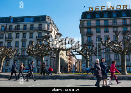 I pedoni a camminare sul lungomare di Ginevra; Ginevra, Svizzera Foto Stock