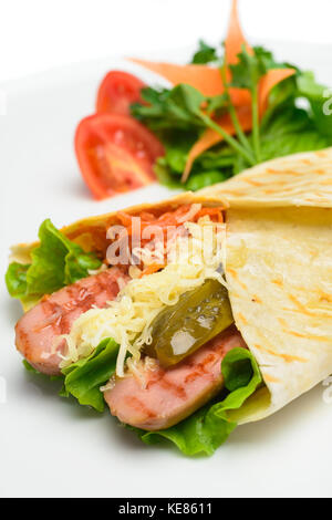 Busta di pane con salsicce isolato su bianco Foto Stock