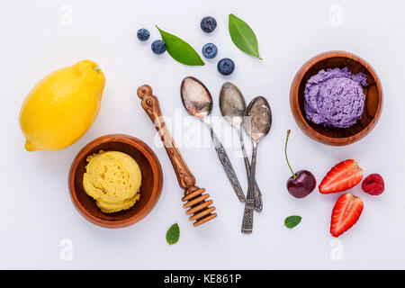 Lay piatto gelato con vari frutti ,Lampone Mirtillo ,fragola ,limone e ciliegia setup su sfondo bianco . Estate e dolce concetto di menu. Foto Stock