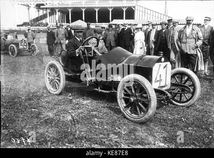 Felice Buzio nella sua Isotta Fraschini al 1908 Grand Prix des Voiturettes a Dieppe Foto Stock