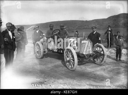 Vincenzo Trucco nella sua Isotta Fraschini al 1908 Targa Florio (2) Foto Stock