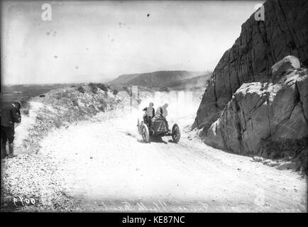 Vincenzo Trucco nella sua Isotta Fraschini al 1908 Targa Florio (5) Foto Stock