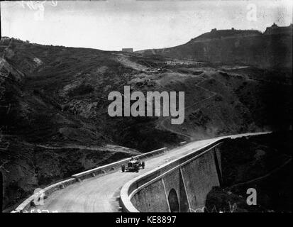 Achille Varzi nella sua Alfa Romeo al 1930 Targa Florio Foto Stock