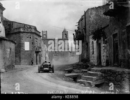 Achille Varzi nella sua Alfa Romeo al 1930 Targa Florio (2) Foto Stock