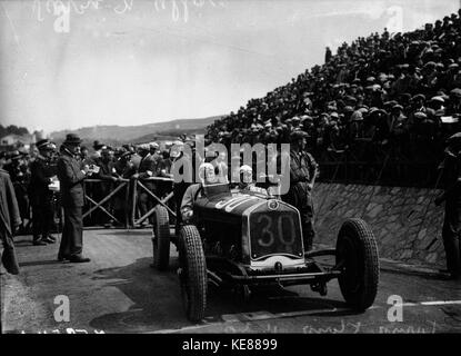 Achille Varzi nella sua Alfa Romeo al 1930 Targa Florio (3) Foto Stock