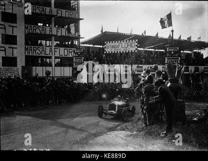 Achille Varzi nella sua Alfa Romeo al 1930 Targa Florio (5) Foto Stock