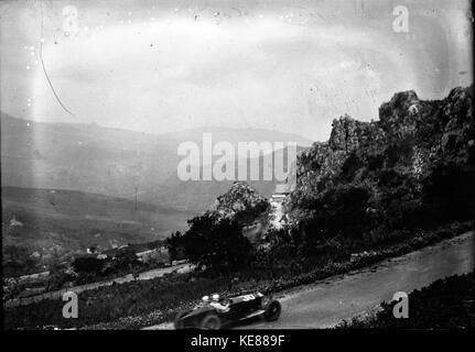 Achille Varzi nella sua Alfa Romeo al 1930 Targa Florio (6) Foto Stock