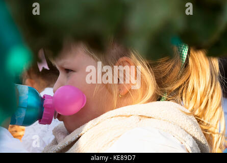 Bambina è acqua potabile Foto Stock