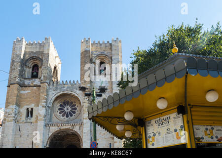 Un chiosco di fronte al sé de Lisboa (Igreja de Santa Maria Maior), la Cattedrale di Lisbona a Lisbona, Portogallo. Foto Stock