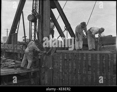 37966 strade principali Dept operai a riparare i danni causati quando il traghetto veicolare Lurgurena ha colpito la rampa di atterraggio sul lato di Stockton Foto Stock