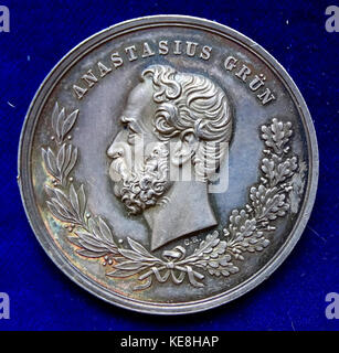 Questa medaglia d'argento, coniata a Vienna nel 1876, presenta un ritratto dritto di Alexander von Auersperg, che sottolinea il suo significato nella storia austriaca durante la fine del XIX secolo. Foto Stock