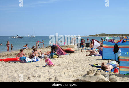 Famiglie sul Studland Bay beach, Dorset, Inghilterra Foto Stock