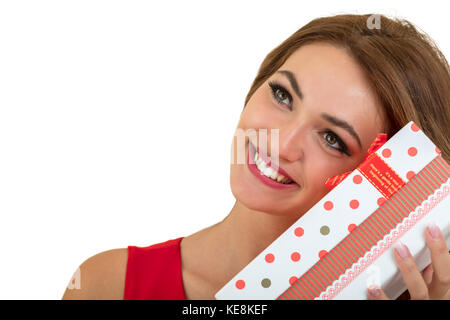 Persone, Natale, compleanni e feste - concetto felice giovane donna in abito rosso giocare con confezione regalo Foto Stock