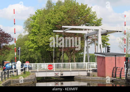 Ponte di sollevamento abbassato a canal si blocca a dover bloccare, Leeds e Liverpool Canal a Leigh su un canale in barca vacanze in estate 2018 Foto Stock