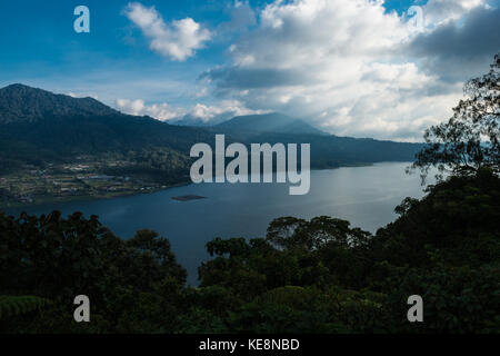 Bella vista sul lago. lago e montagna vista da una collina lago buyan, Bali Foto Stock