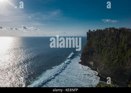 Famoso tempio uluwatu di Bali, Indonesia. Tramonto Foto Stock