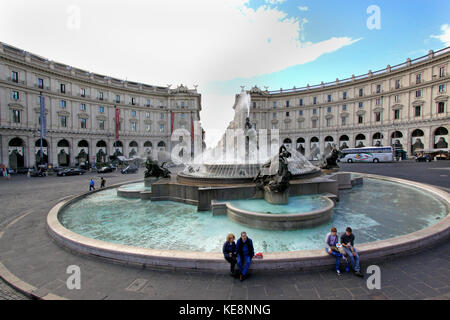 La Fontana delle Naiadi in piazza della Republica di roma con pochi turisti seduta sul bordo della fontana Foto Stock