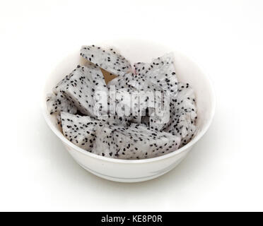 Fresh cut dragon frutto nel piatto di ceramica Foto Stock