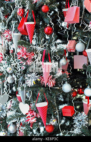 Primo piano di albero di Natale decorato con ornamenti di colore rosso Foto Stock