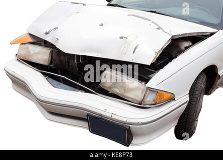 Ahi...accartocciata anteriore della vettura coinvolta in incidente d'auto. isolato. Foto Stock