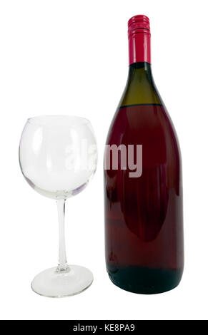 Vino rosso con bottiglia di vino vuote. vetro isolato. verticale. Foto Stock