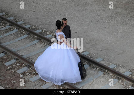 Un beduino israeliano sposa e lo sposo in posa durante un pre Wedding photography sessione al vecchio turco stazione ferroviaria di Beersheba anche ortografato Beer-Sheva la più grande città nel deserto del Negev di Israele sud. Foto Stock