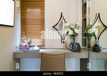 Moderna camera guardaroba con il make-up vanity, specchio cosmetico e prodotto in stile appartamento casa. Foto Stock