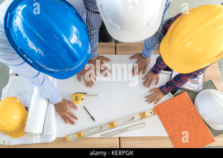 Un gruppo di giovani ingegneri o architetti che lavorano in ufficio. gli ingegneri o architetti riunione di pianificazione e di progetto. vista superiore Foto Stock