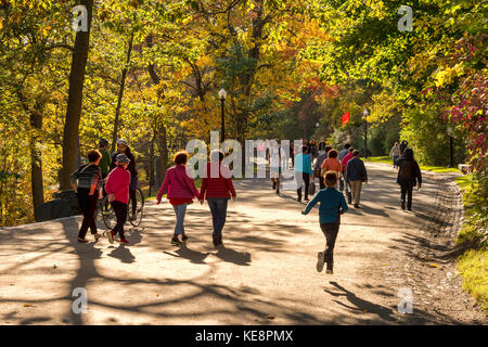 Montreal, Canada - 18 ottobre 2017: La gente gode di una calda giornata d'autunno nel Parco reale del Mont Foto Stock