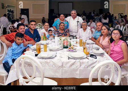 Famiglia numerosa durante la festa di ricevimento per un bambino appena battezzato Foto Stock