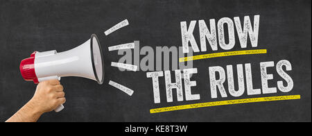 Un uomo con un megafono - conoscere le regole Foto Stock