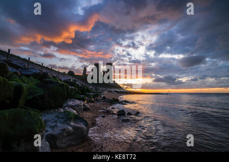 Torri Reculver in Herne Bey Thanet con regolazione del sole Foto Stock