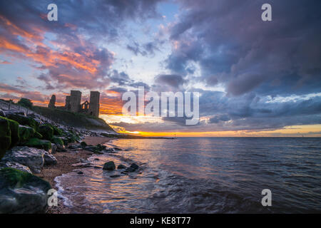 Torri Reculver in Herne Bey Thanet con regolazione del sole Foto Stock