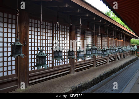 Un tempio (o un santuario) con molte lanterne appese. pic è stata presa al di Kasuga Taisha, Giappone, nel luglio 2017 Foto Stock