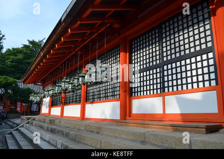 Un tempio (o un santuario) con molte lanterne appese. pic è stata presa al di Kasuga Taisha, Giappone, nel luglio 2017. Foto Stock