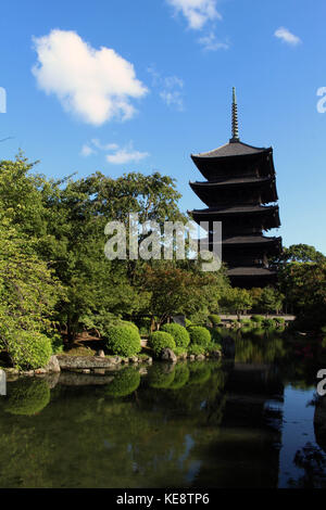 Un giardino giapponese con Tempio Toji come suo sfondo. pic è stata presa a Kyoto, in Giappone, nel mese di agosto 2017. Foto Stock