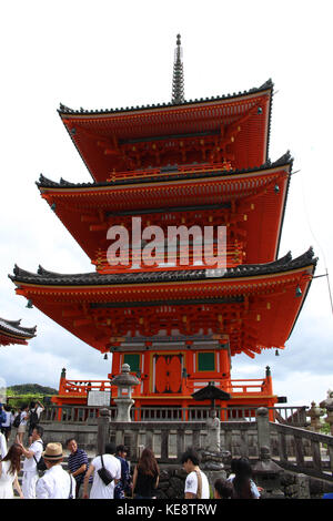 Persone che visitano Kiyomizu-dera tempio di Kyoto, Giappone. pic è stata adottata nel mese di agosto 2017. Foto Stock