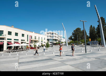 Il recentemente aggiornato Piazza Kennedy in Paphos Città Vecchia a coincidere con Pafos città europea della cultura 2017 celebrazioni. Foto Stock