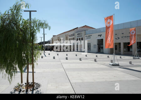 Il recentemente aggiornato Piazza Kennedy in Paphos Città Vecchia a coincidere con Pafos città europea della cultura 2017 celebrazioni. Foto Stock