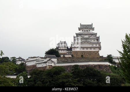 Camminare vicino al castello di Himeji (che si trova sulla cima di una collina) in un giorno nuvoloso. pic è stata adottata nel mese di agosto 2017. Foto Stock