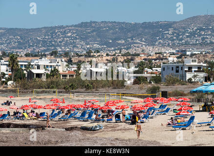 I turisti in Paphos Spiaggia municipale, Kato Paphos, Cipro. Foto Stock